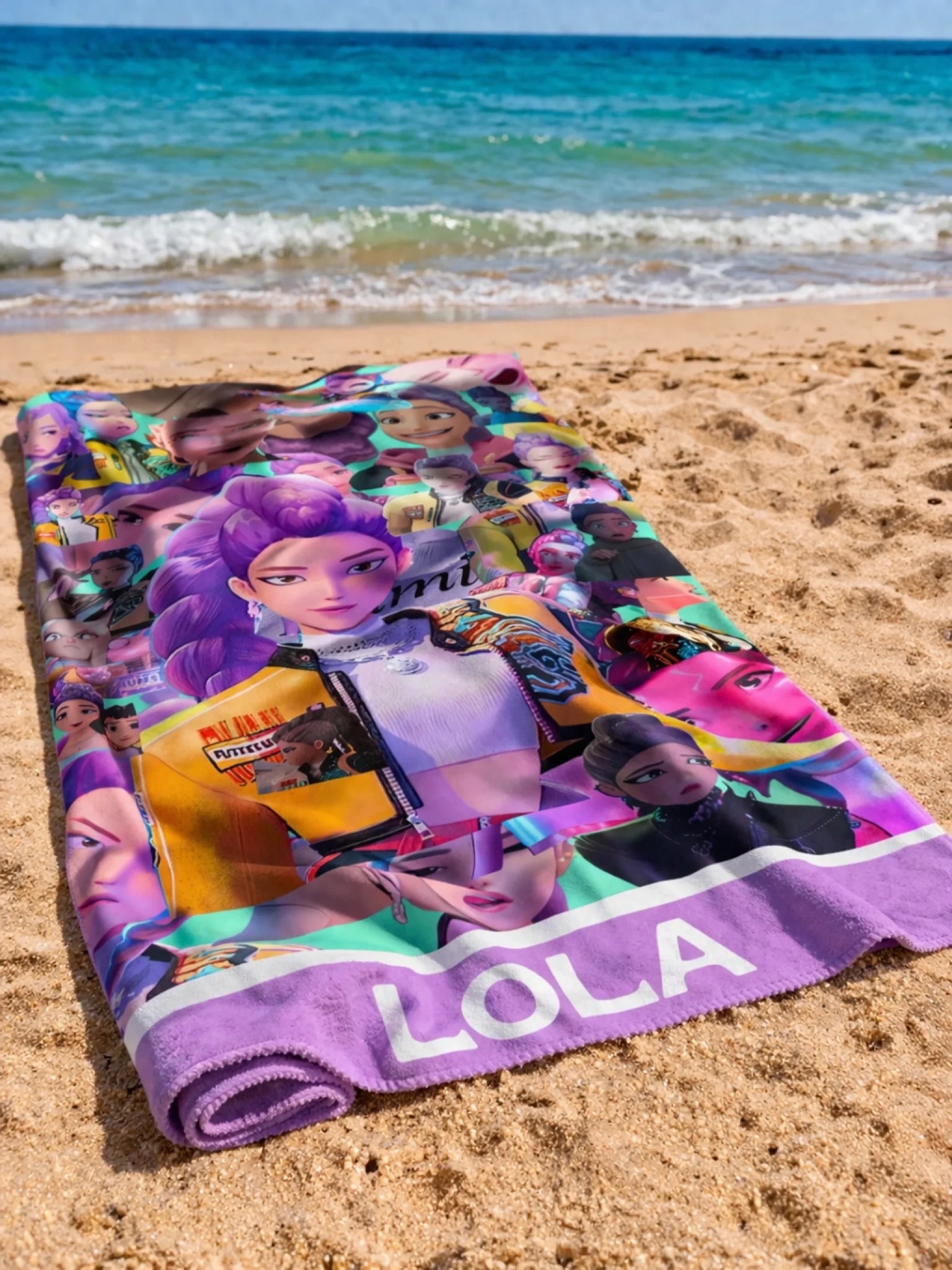 Serviette colorée _LOLA_ sur plage ensoleillée (1)