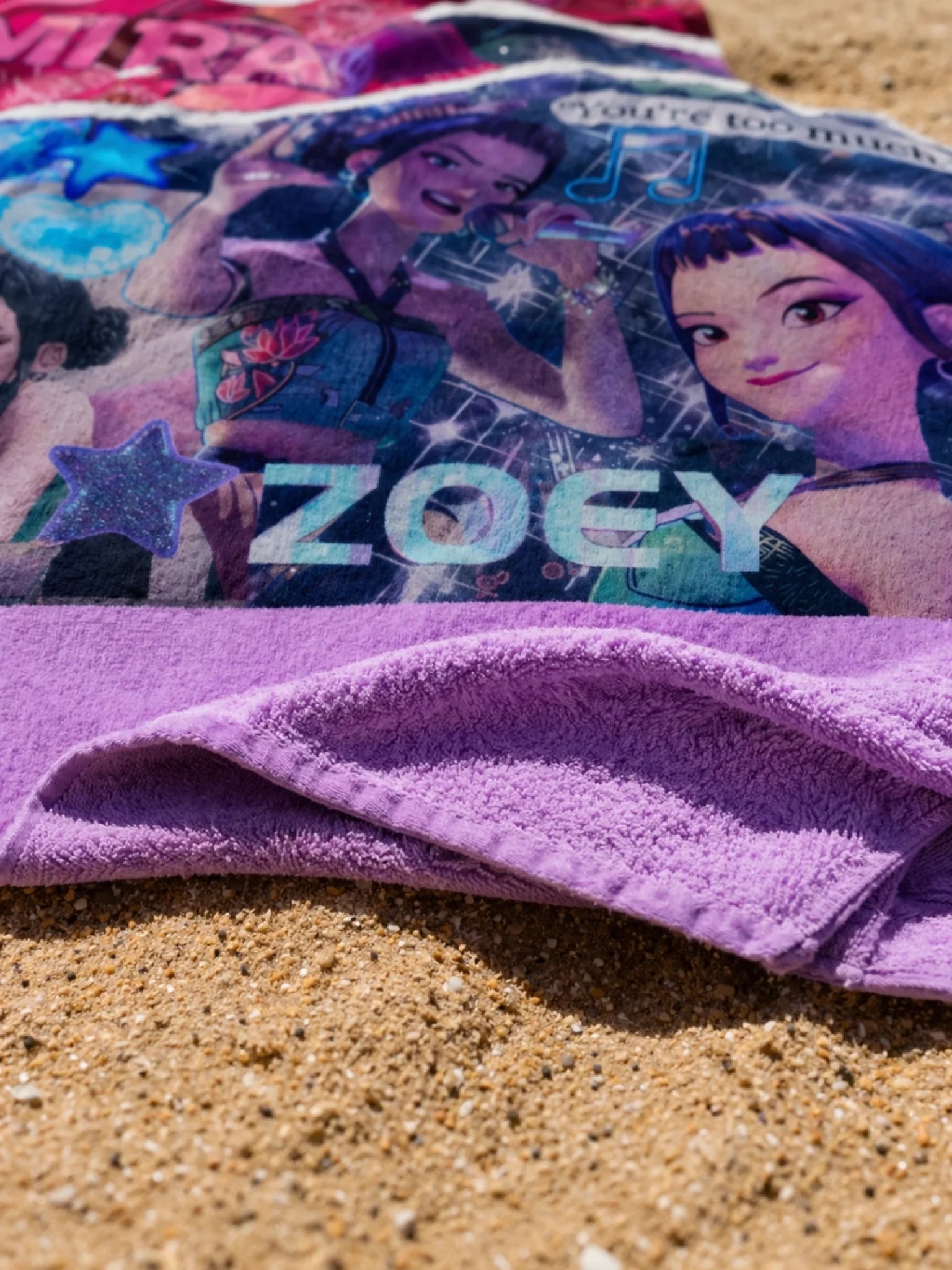 Serviette colorée sur plage ensoleillée (1)