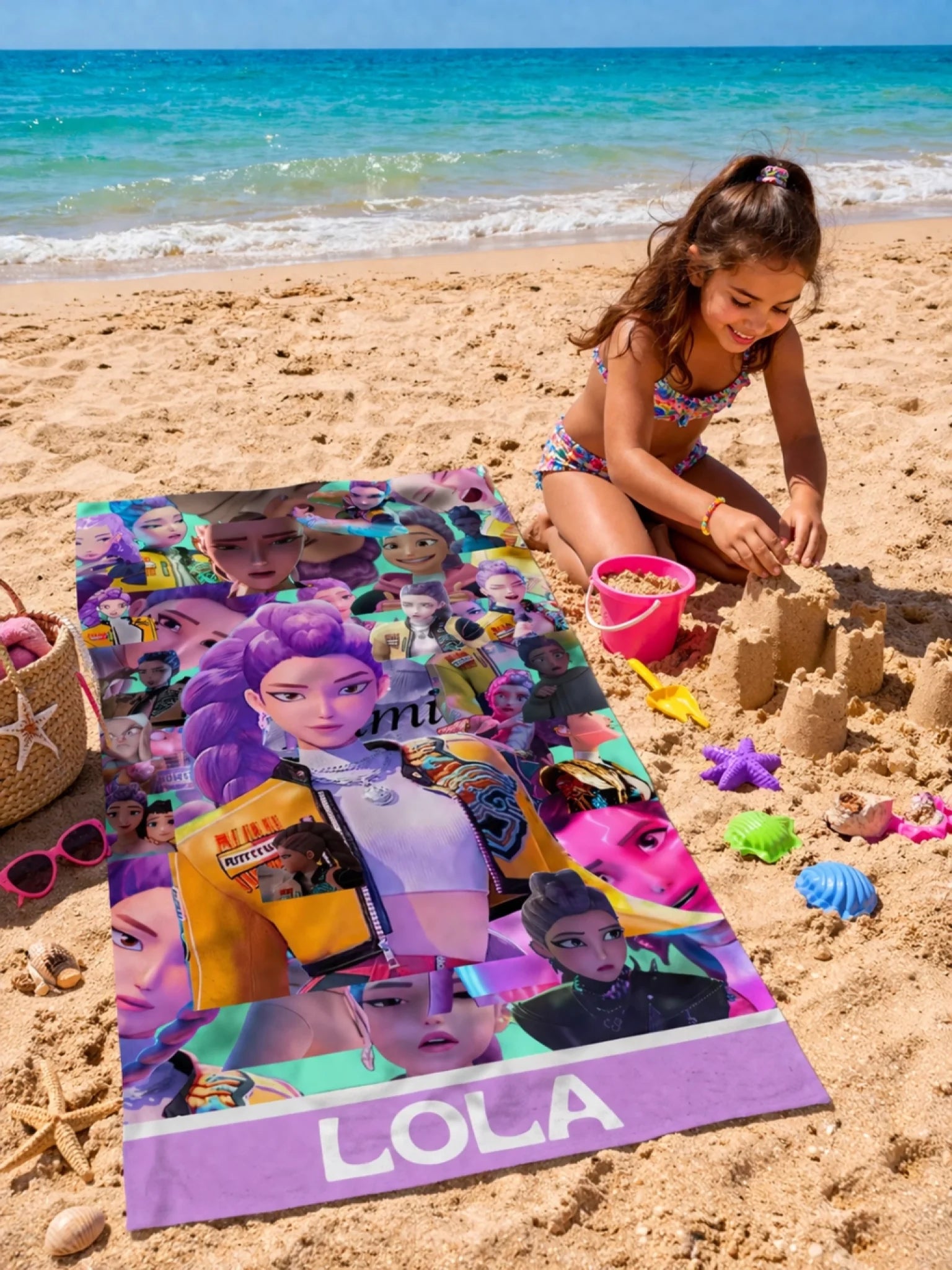 Plage ensoleillée et construction de château de sable